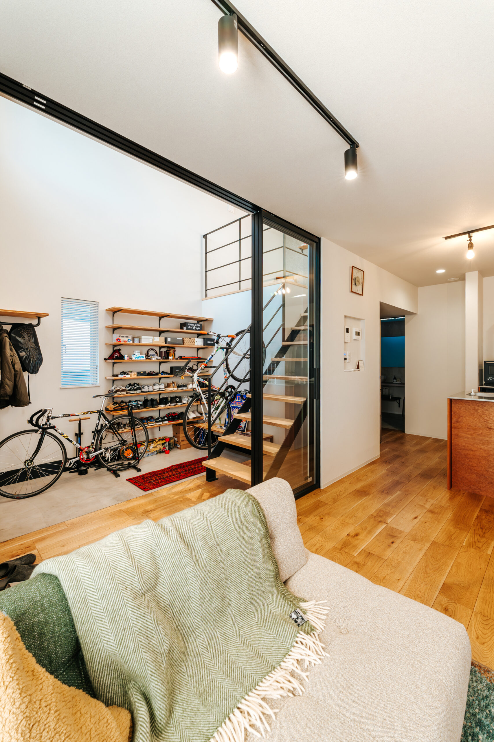 P1120633 趣味を遊び尽くす、土間と吹き抜けのある家 | 鉄骨住宅や工場・施設なら丹波市の工務店「栄伸建設」