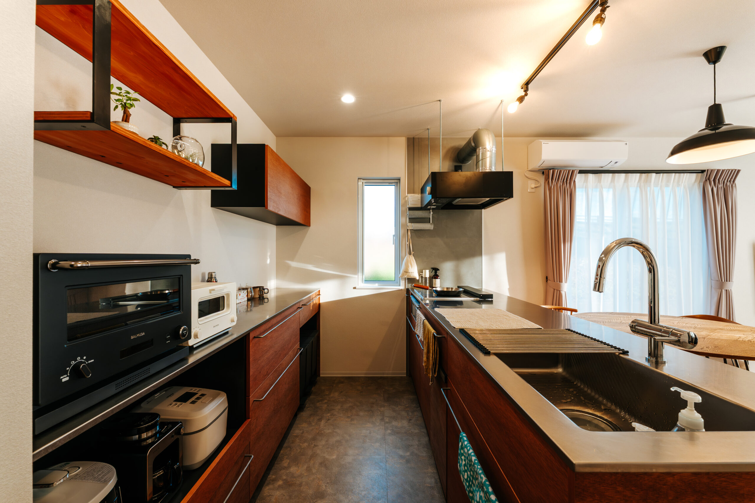 P1120648 趣味を遊び尽くす、土間と吹き抜けのある家 | 鉄骨住宅や工場・施設なら丹波市の工務店「栄伸建設」