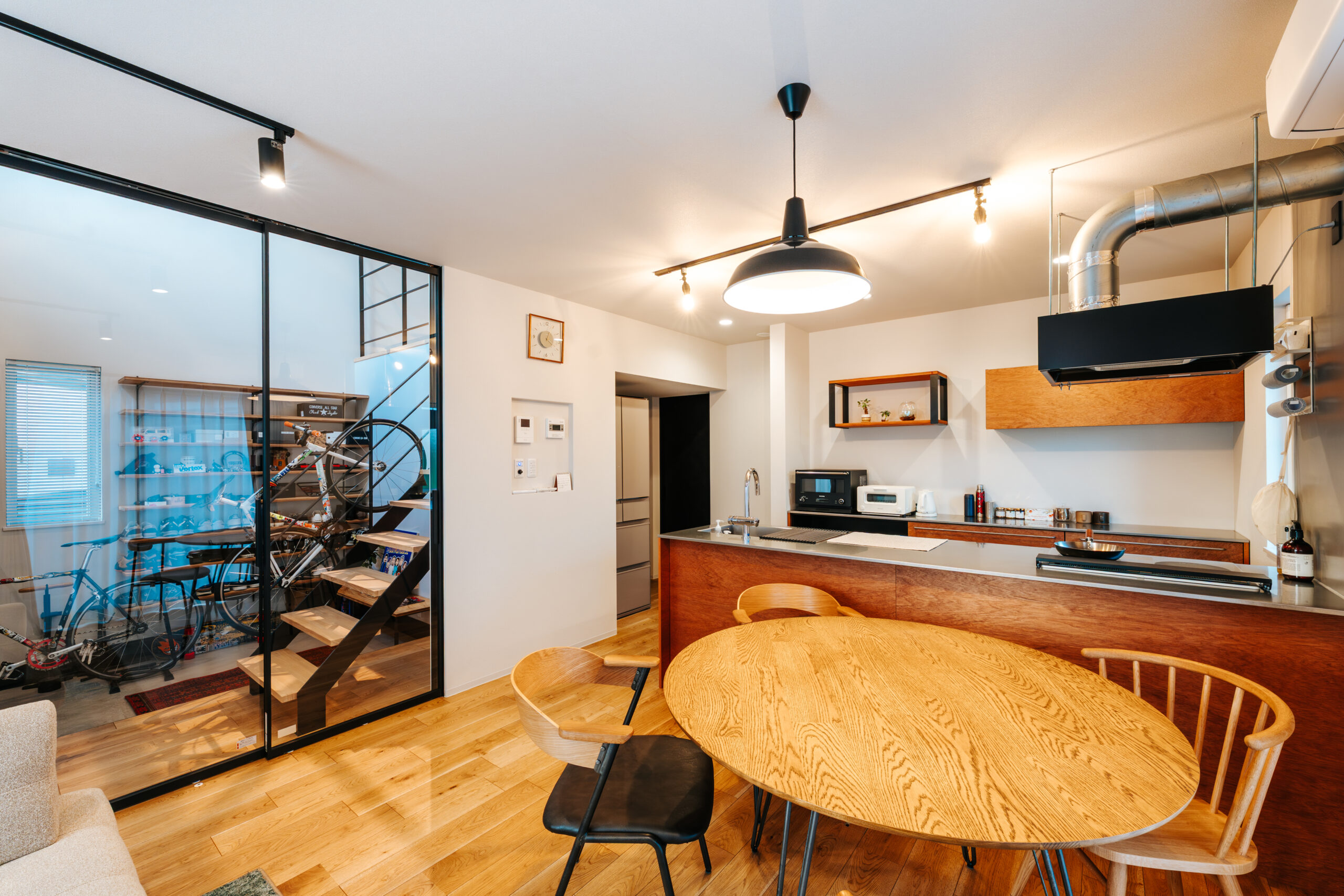 P1120663 趣味を遊び尽くす、土間と吹き抜けのある家 | 鉄骨住宅や工場・施設なら丹波市の工務店「栄伸建設」