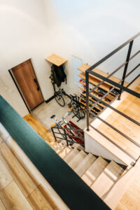 趣味を遊び尽くす、土間と吹き抜けのある家 | 鉄骨住宅や工場・施設なら丹波市の工務店「栄伸建設」